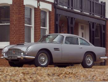Джеймс Бонд управлял Aston Martin DB5 в фильмах «Голдфингер» и «Шаровая молния»