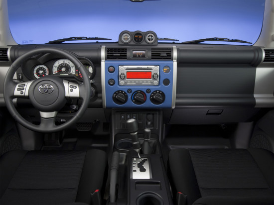 передняя панель и центральная консоль Toyota FJ Cruiser