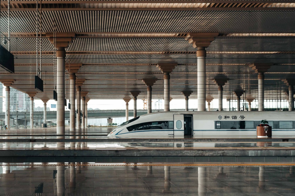 Китайский вокзал со скоростным поездом