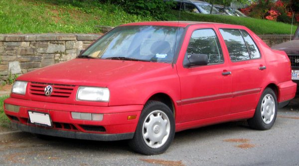 Красная модель Volkswagen Jetta