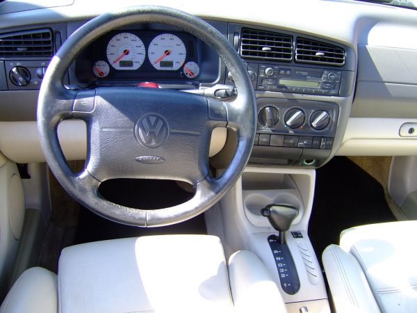 Интерьер салона Volkswagen Jetta третьего поколения