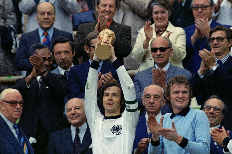 Франц Беккенбауэр с трофеем ЧМ-1974