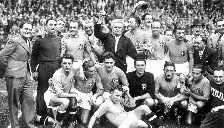 Витторио Поццо с Золотой Никой и сборная Италии 1938 года