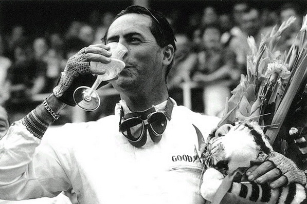 Джек Брэбэм празднует победу в 1966 году 