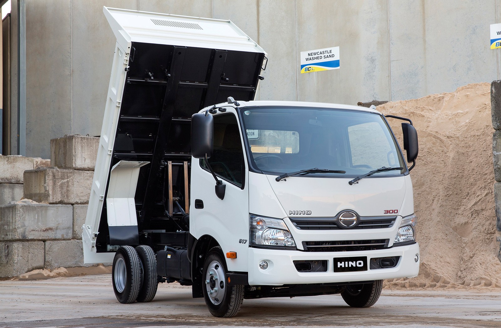 Хино 300. Малотоннажные Грузовики Hino. Хино 300 мусоровоз. Hino 3815.