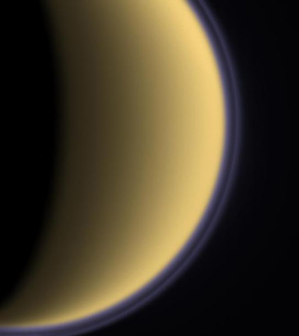 29 июля 2004 года. Титан, окруженный пурпурной дымкой