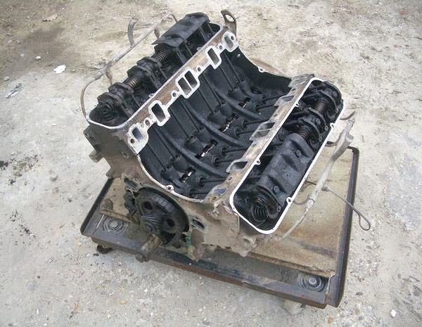 Двигатель V8