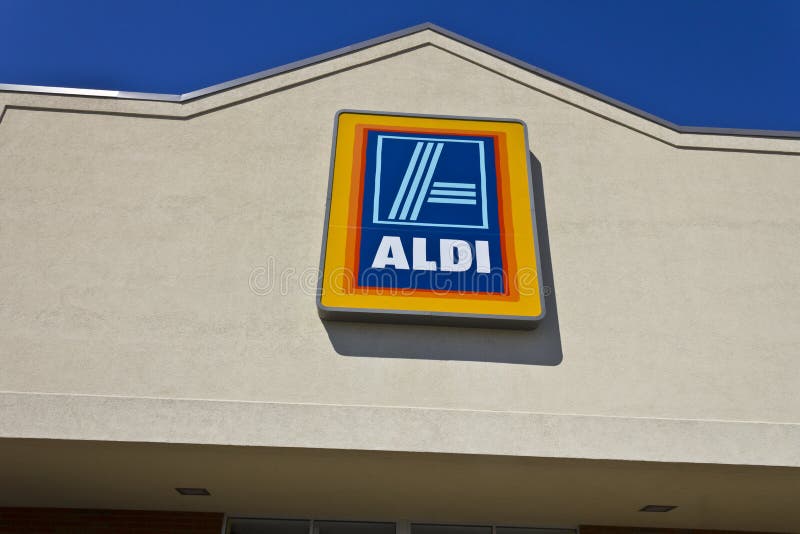 Indianapolis - Circa April 2016: Aldi Discount Supermarket II stock photos