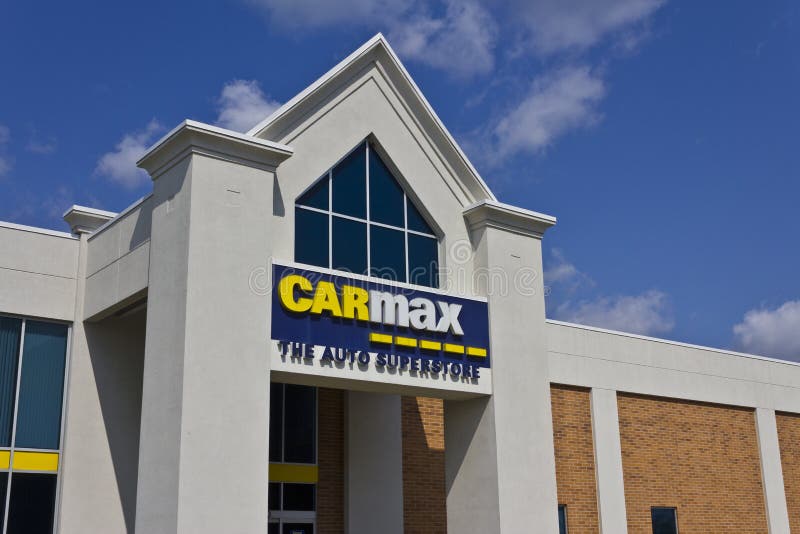 Indianapolis - Circa May 2016: CarMax Auto Dealership I stock image