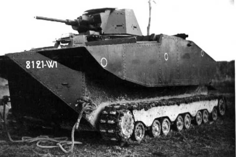 ​Французский экспериментальный плавающий танк Batignolles-Chatillon DP-2. Прототип построен в 1936 году. Масса 12 тонн, двигатель 228 л.с., скорость до 39 км/ч по суше, до 6 км/ч на плаву. Вооружение – 25-мм пушка, 7,5-мм пулемёт. Экипаж 3 человека - Армейские земноводные 
