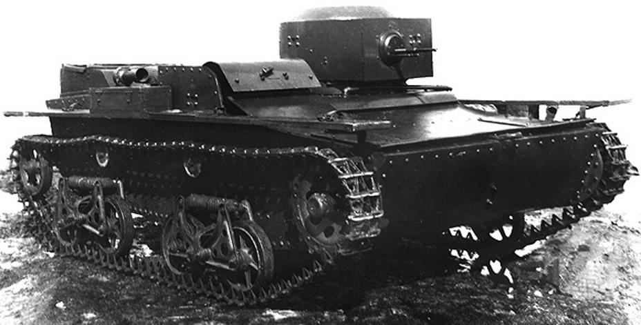 ​Советский плавающий танк Т-38. Производился с 1936 года. Масса 3,3 тонны, двигатель 40 л.с., скорость по суше до 40 км/ч, на плаву – до 6 км/ч. Вооружение – 7,62-мм пулемёт. Экипаж 2 человека. Построено 1340 машин - Армейские земноводные 