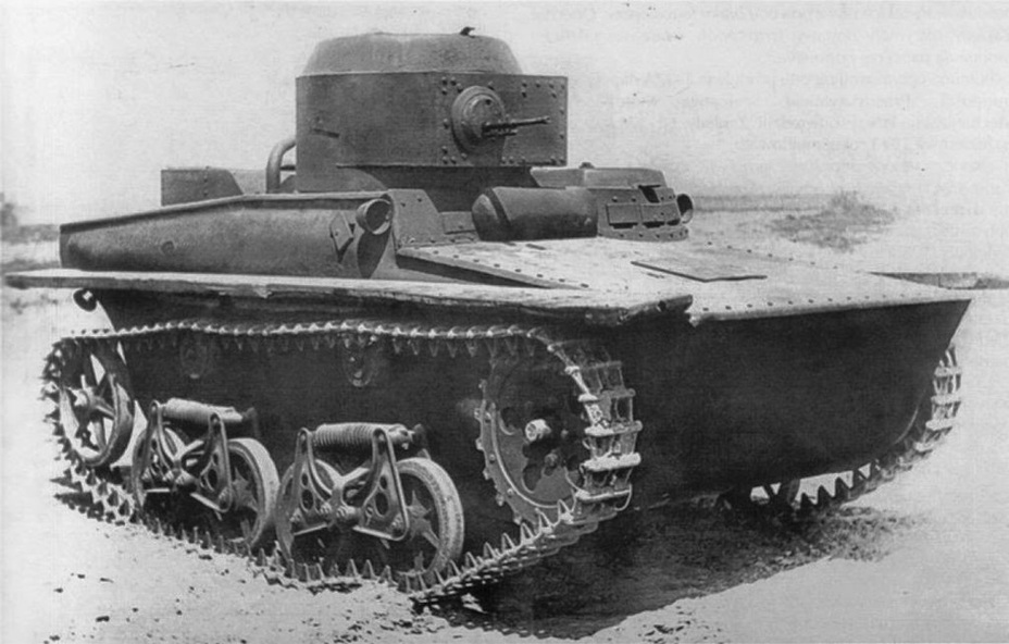 ​Советский плавающий танк Т-37А. Производился с 1933 года. Масса 3,3 тонны, двигатель 40 л.с., скорость по суше до 40 км/ч, на плаву – до 6 км/ч. Вооружение – 7,62-мм пулемёт. Экипаж 2 человека. Построено около 2,5 тысяч машин - Армейские земноводные 