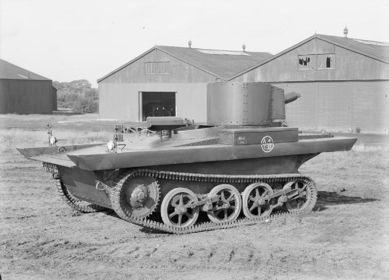 ​Британский плавающий танк Vickers A4E12. Машины A4E11 / 12 строились в 1931–1932 годах и поставлялись на экспорт в Китай, Нидерландскую Индию, Таиланд и СССР. Масса 2,2 тонны, двигатель 90 л.с., скорость по земле до 43 км/ч, на плаву – до 6 км/ч. Вооружение – 7,62-мм пулемёт. Экипаж 2 человека - Армейские земноводные 