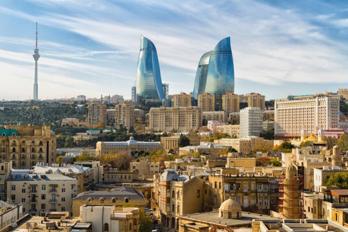 Баку: вид на историческую и современную часть города