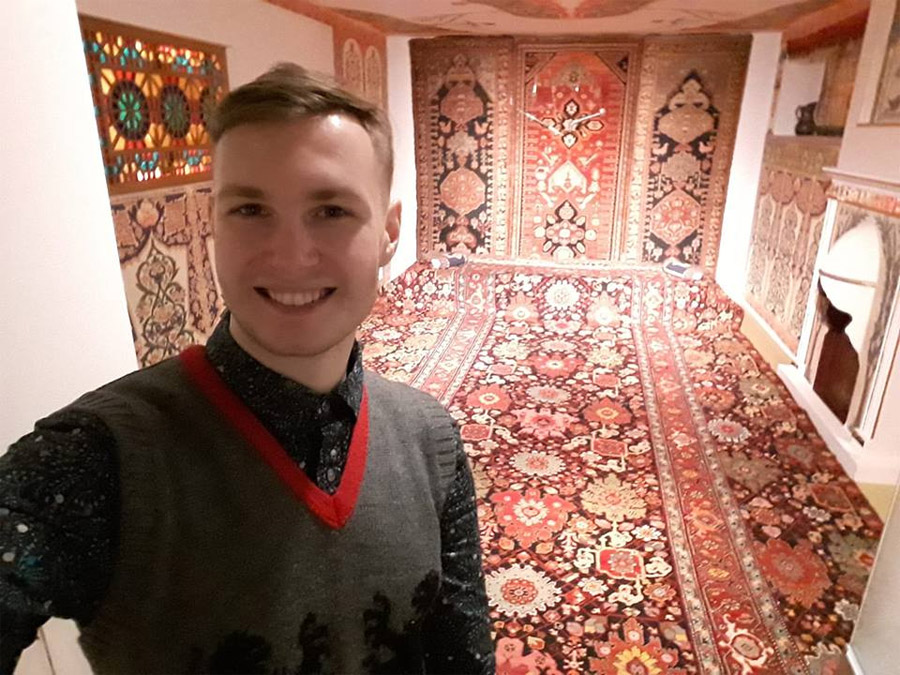 Селфи в музее ковров в Баку