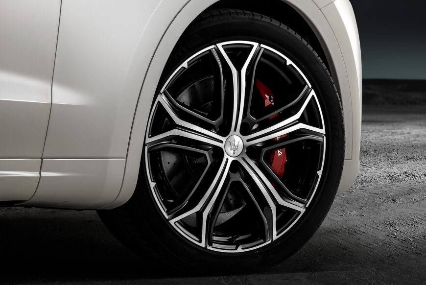 Levante GTS – detail of wheel and red brake caliper