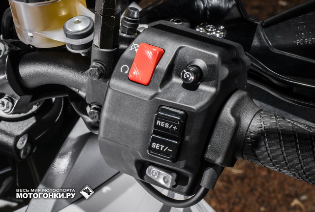 KTM 1290 Super Adventure оборудован круиз-контролем: управление на правом пульте