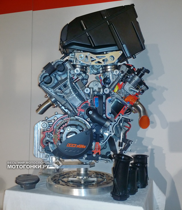 На техническом тренинге: двигатель KTM 1290 Super Adventure отличается от Super Duke R во многих деталях