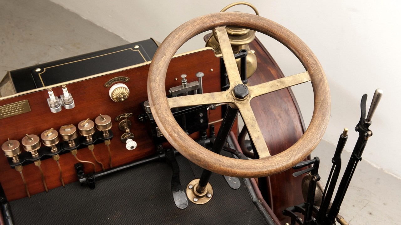 Первое в мире рулевое колесо в автомобиле Panhard 4 HP